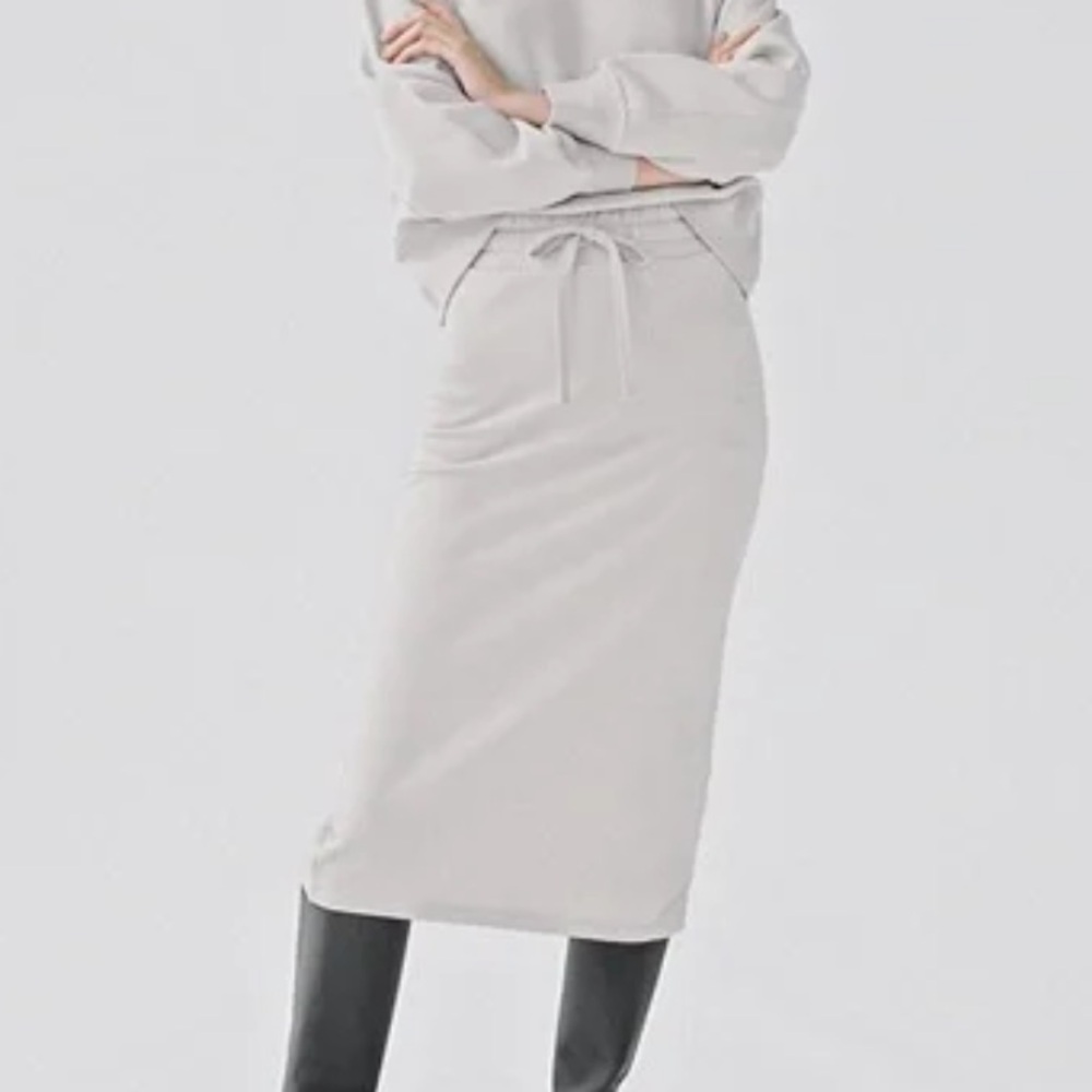 NWT MIDI SKIRT SIZE S